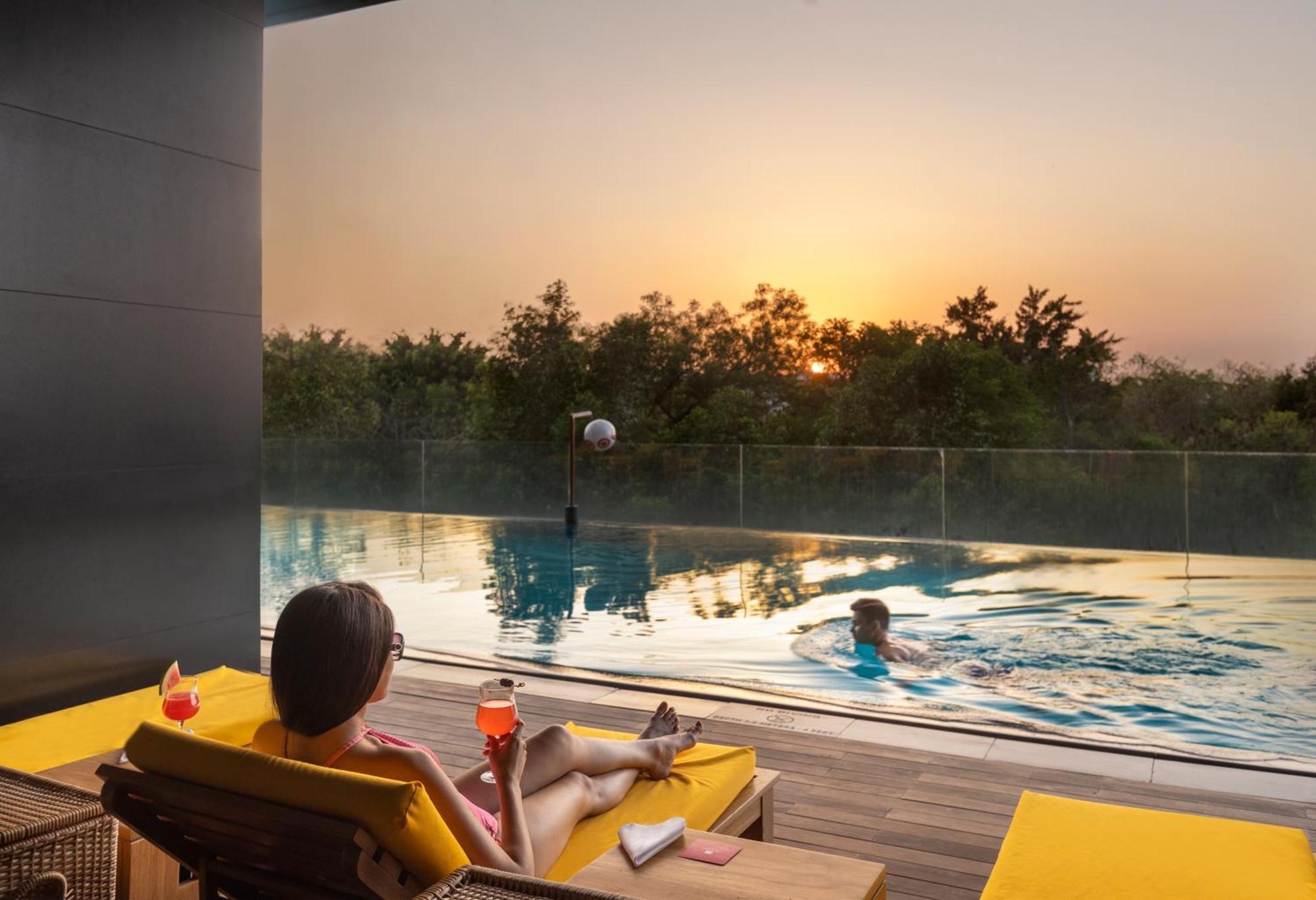 Trident Hyderabad Hotel Exterior photo The swimming pool at the hotel